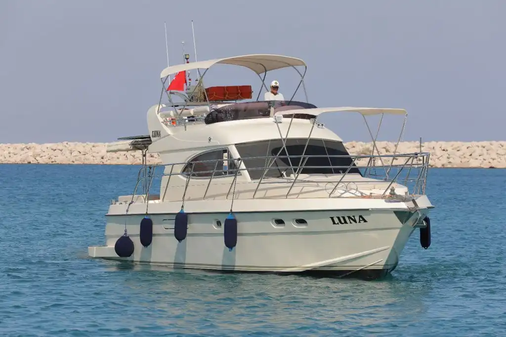 LUNA YACHT